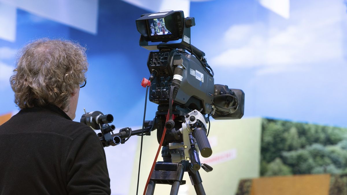 Pohled na alternativy financování médií veřejné služby: tři země, tři modely